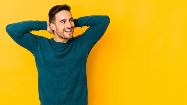 Jonge Blanke Man Geïsoleerd Gele Bakgrond Gevoel Vertrouwen Met Handen — Stockfoto