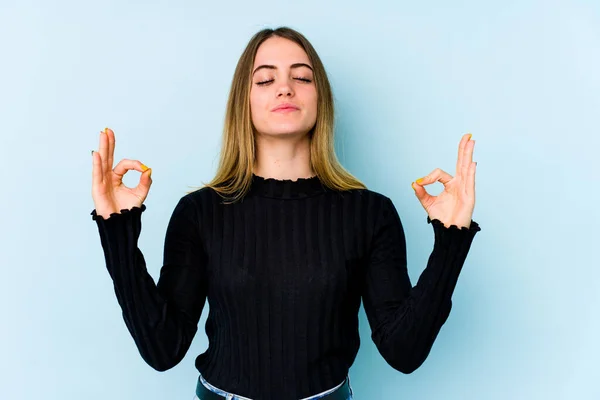 Mujer Caucásica Joven Aislada Sobre Fondo Azul Relaja Después Duro — Foto de Stock