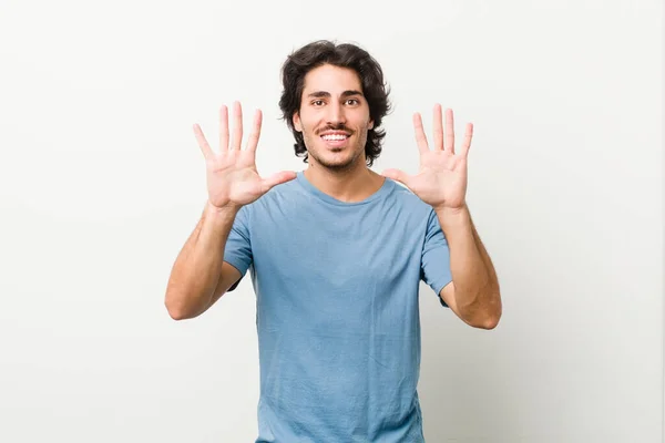 Junger Gutaussehender Mann Vor Weißem Hintergrund Zeigt Nummer Zehn Mit — Stockfoto