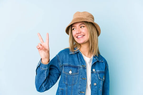 Giovane Donna Caucasica Bionda Isolata Gioiosa Spensierata Mostrando Simbolo Pace — Foto Stock