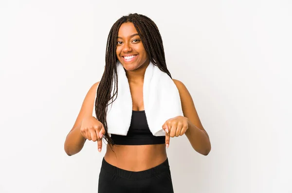 年轻的非洲裔美国女体育运动家 用手指和积极的感觉把自己孤立起来 — 图库照片