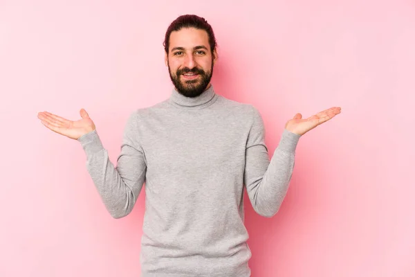 Joven Hombre Pelo Largo Aislado Sobre Fondo Rosa Hace Escala — Foto de Stock