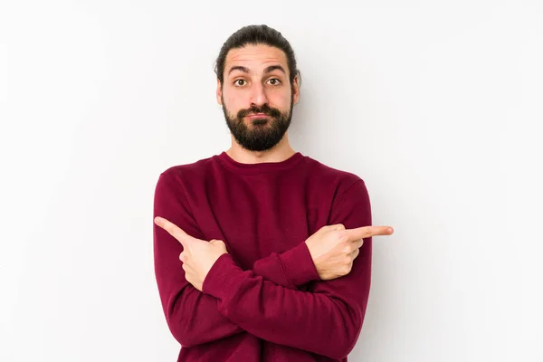 Ung Lång Hår Man Isolerad Vit Bakgrund Pekar Sidled Försöker — Stockfoto