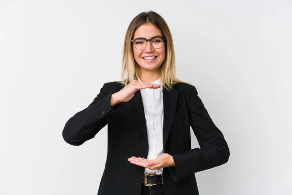 Νεαρή Γυναίκα Επιχειρηματίας Που Κρατάει Κάτι Και Δύο Χέρια Παρουσίαση — Φωτογραφία Αρχείου