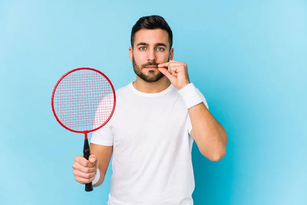 Jovem Homem Bonito Jogando Badminton Isolado Com Dedos Nos Lábios — Fotografia de Stock