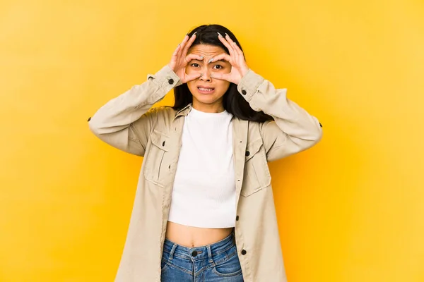 Joven Mujer China Aislada Sobre Fondo Amarillo Manteniendo Los Ojos —  Fotos de Stock