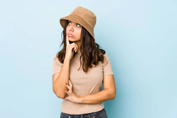 Giovane Donna Ispanica Razza Mista Isolato Contemplando Pianificando Una Strategia — Foto Stock