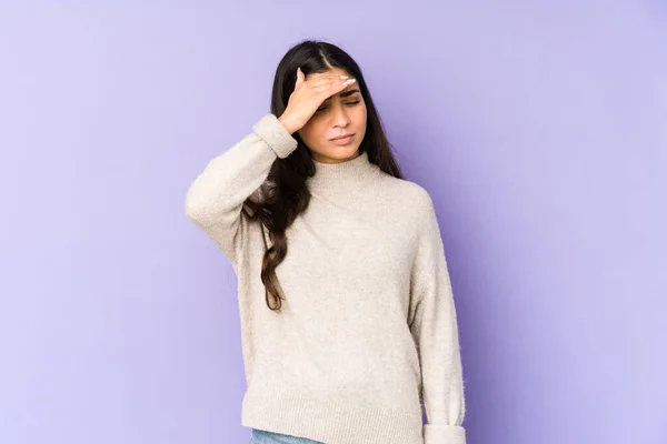 Jovem Indiana Mulher Isolado Roxo Fundo Tocando Templos Tendo Dor — Fotografia de Stock