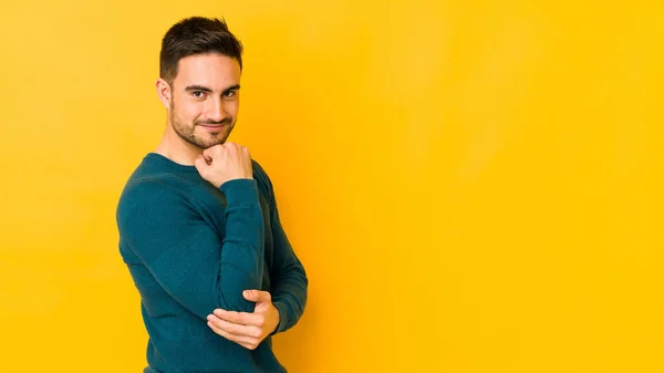 Jovem Caucasiano Isolado Chão Amarelo Sorrindo Feliz Confiante Tocando Queixo — Fotografia de Stock