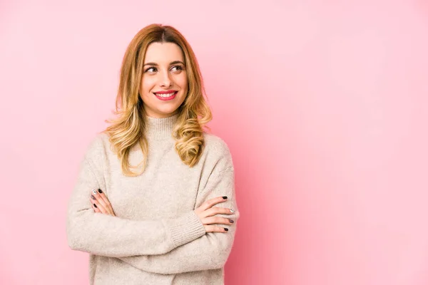 Jovem Loira Bonito Mulher Vestindo Suéter Isolado Sorrindo Confiante Com — Fotografia de Stock