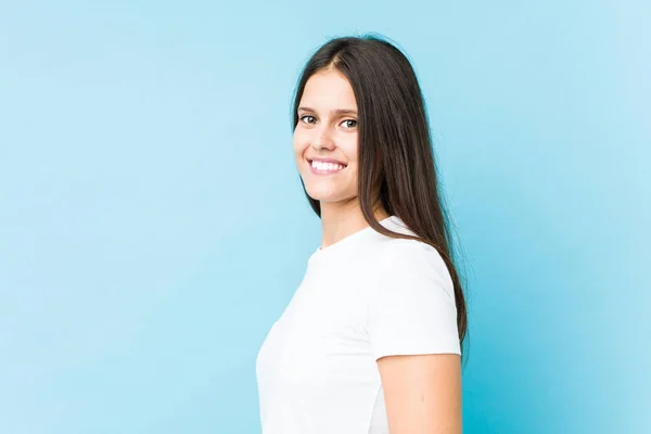 Jovem Caucasiano Rosto Menina Closeup Isolado Fundo Azul — Fotografia de Stock