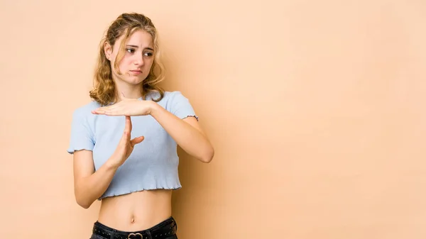 Giovane Donna Caucasica Isolata Sfondo Beige Mostrando Gesto Timeout — Foto Stock