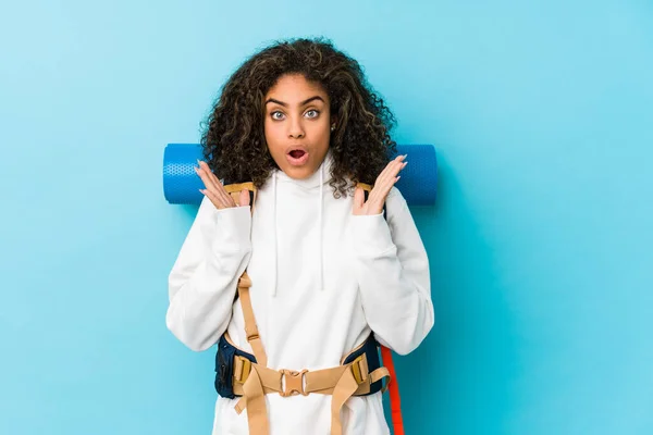 Jovem Afro Americana Mochileiro Mulher Surpreso Chocado — Fotografia de Stock