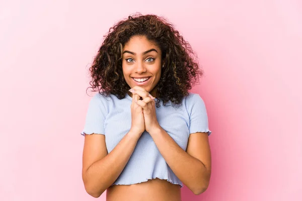 Jong Afrikaans Amerikaans Vrouw Tegen Een Roze Achtergrond Bidden Voor — Stockfoto