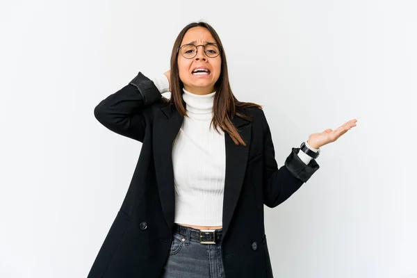 Joven Mujer Negocios Raza Mixta Aislada Sobre Fondo Blanco Gritando —  Fotos de Stock