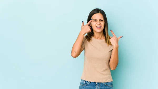 Junge Frau Auf Blauem Hintergrund Zeigt Enttäuschte Geste Mit Zeigefinger — Stockfoto
