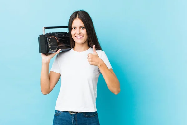 Jovem Caucasiana Segurando Guetto Blaster Sorrindo Levantando Polegar — Fotografia de Stock