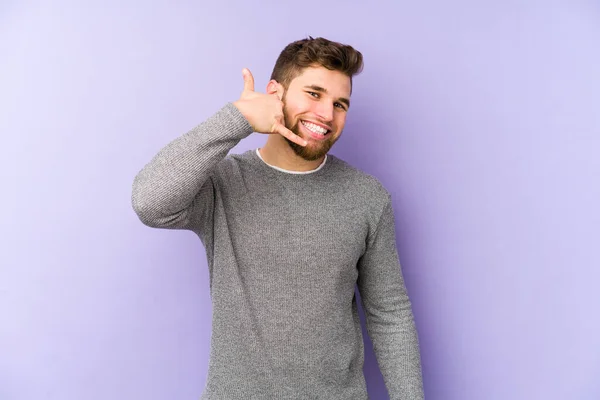 Jovem Caucasiano Isolado Fundo Roxo Mostrando Gesto Chamada Telefone Celular — Fotografia de Stock