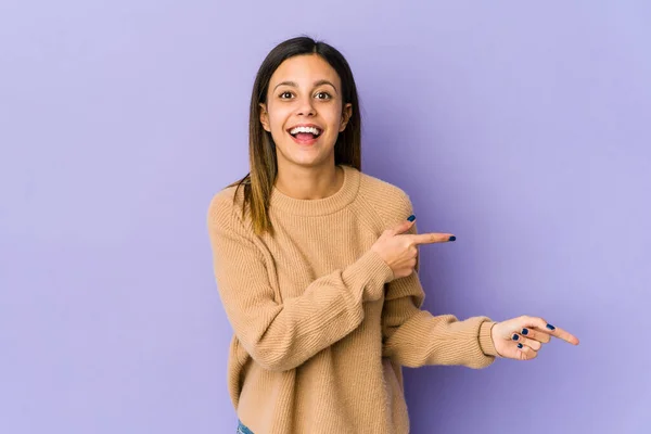 Giovane Donna Isolata Sfondo Viola Eccitato Indicando Con Indici Distanza — Foto Stock