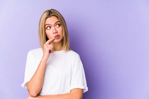 Jeune Femme Caucasienne Blonde Isolée Regardant Latéralement Avec Une Expression — Photo