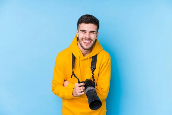 Joven Caucásico Fotógrafo Hombre Aislado Riendo Divertirse — Foto de Stock