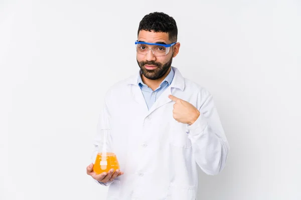 Junger Arabischer Chemiker Isoliert Der Mit Dem Finger Auf Dich — Stockfoto