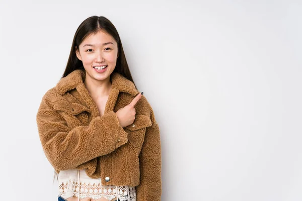Mulher Chinesa Jovem Posando Fundo Branco Isolado Sorrindo Apontando Para — Fotografia de Stock