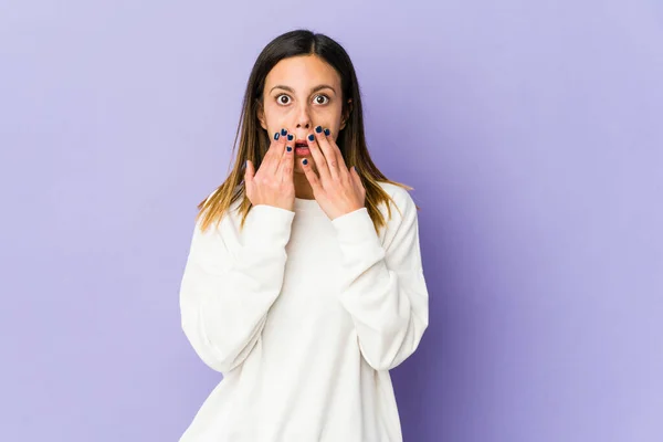 Ung Kvinna Isolerad Lila Bakgrund Chockad Täcker Munnen Med Händerna — Stockfoto