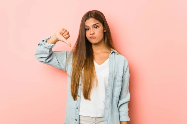 Joven Mujer Delgada Mostrando Gesto Aversión Pulgares Hacia Abajo Concepto —  Fotos de Stock