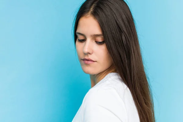 Jovem Caucasiano Rosto Menina Closeup Isolado Fundo Azul — Fotografia de Stock