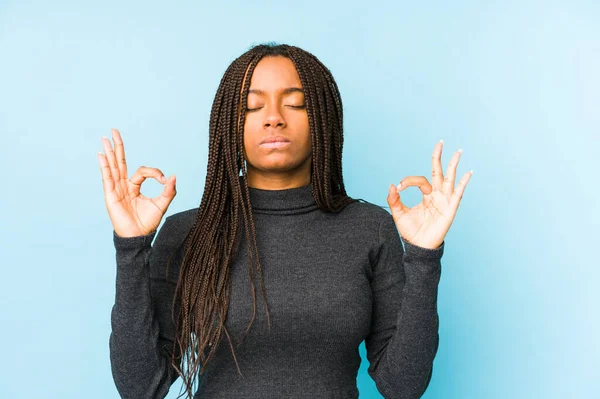 Junge Afrikanisch Amerikanische Frau Isoliert Auf Blauem Hintergrund Entspannt Sich — Stockfoto