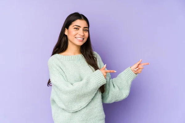 Jong Indisch Vrouw Geïsoleerd Paars Achtergrond Opgewonden Wijzend Met Wijsvingers — Stockfoto