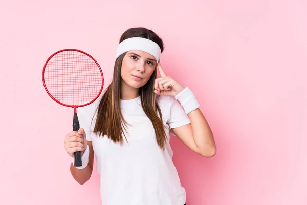 Jovem Caucasiana Jogando Badminton Isolado Apontando Templo Com Dedo Pensando — Fotografia de Stock