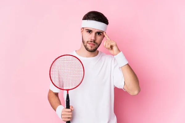 Jeune Homme Caucasien Jouant Badminton Isolé Pointant Temple Avec Doigt — Photo