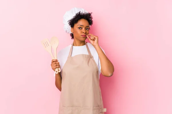 Jovem Africano Americano Cozinheiro Mulher Com Dedos Nos Lábios Mantendo — Fotografia de Stock