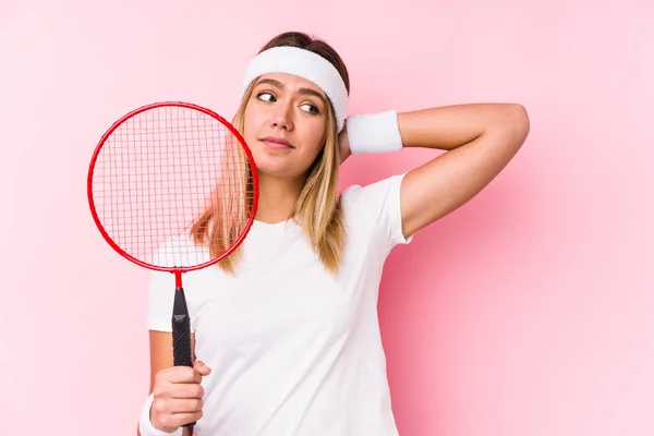 Mujer Joven Jugando Bádminton Aislado Tocando Parte Posterior Cabeza Pensando — Foto de Stock