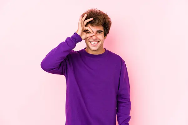 Young Caucasian Man Pink Background Isolated Excited Keeping Gesture Eye — Stock Photo, Image