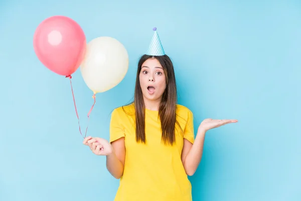 Junge Kaukasische Frau Organisiert Geburtstag Isoliert — Stockfoto