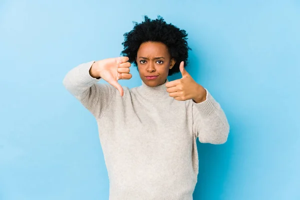 Mujer Afroamericana Mediana Edad Contra Fondo Azul Aislado Mostrando Pulgares — Foto de Stock