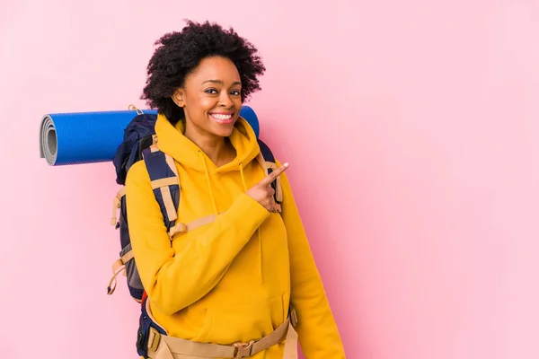 Jovem Mulher Mochileira Afro Americana Isolada Sorrindo Apontando Para Lado — Fotografia de Stock