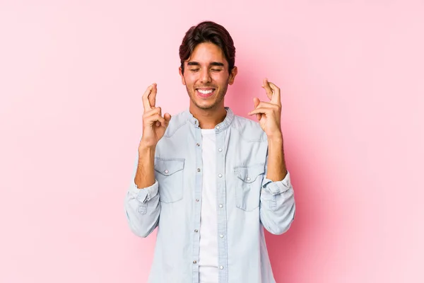 Jovem Caucasiano Posando Fundo Rosa Isolado Cruzando Dedos Para Ter — Fotografia de Stock