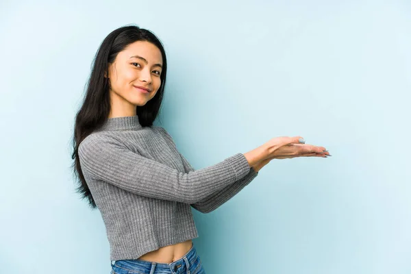 Jeune Femme Chinoise Isolée Sur Fond Bleu Tenant Espace Copie — Photo