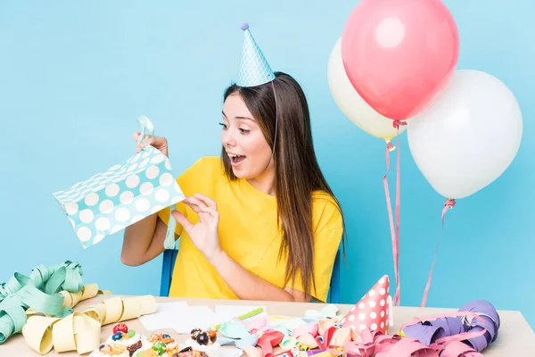 Jovem Mulher Caucasiana Preparando Uma Festa Aniversário — Fotografia de Stock