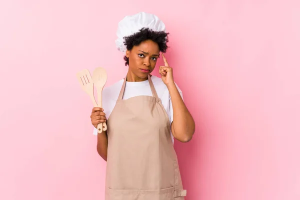 Jovem Cozinheiro Afro Americano Mulher Apontando Templo Com Dedo Pensando — Fotografia de Stock