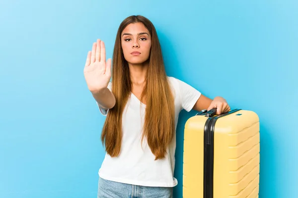 Mujer Caucásica Joven Sosteniendo Una Maleta Viaje Pie Con Mano —  Fotos de Stock