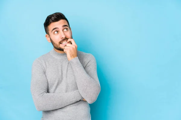 Young Caucasian Man Blue Background Isolated Relaxed Thinking Something Looking — Stock Photo, Image