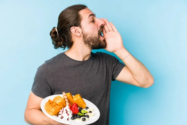 Joven Hombre Caucásico Comiendo Postre Gofre Aislado Gritando Sosteniendo Palma — Foto de Stock