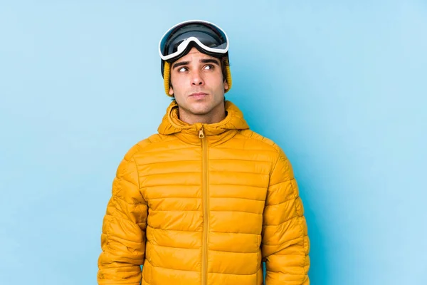 穿着雪板护目镜的年轻滑雪者感到困惑 怀疑和不确定 — 图库照片