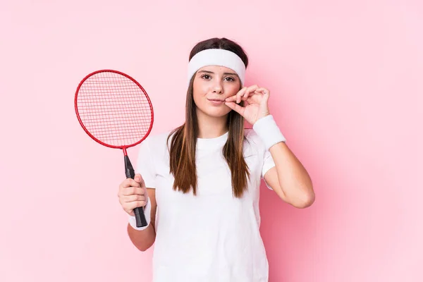 Badminton Oynayan Beyaz Bir Kadın Parmakları Dudaklarında Sırrını Saklıyor — Stok fotoğraf