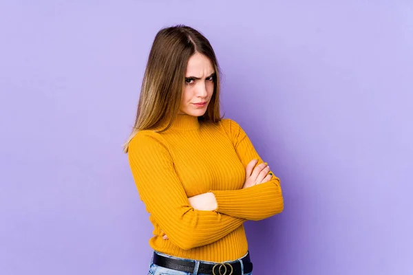 Mulher Caucasiana Jovem Isolado Fundo Roxo Franzindo Cara Desagrado Mantém — Fotografia de Stock